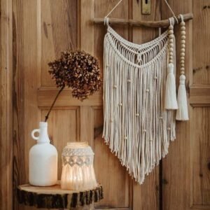 معلقة خشبية من خيوط المكرمية بدلايات