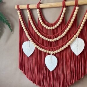 معلقة من خيوط المكرمية و كرات الخشب الزان