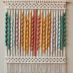 معلقة بفن المكرمية مزينة بالوان متعددة